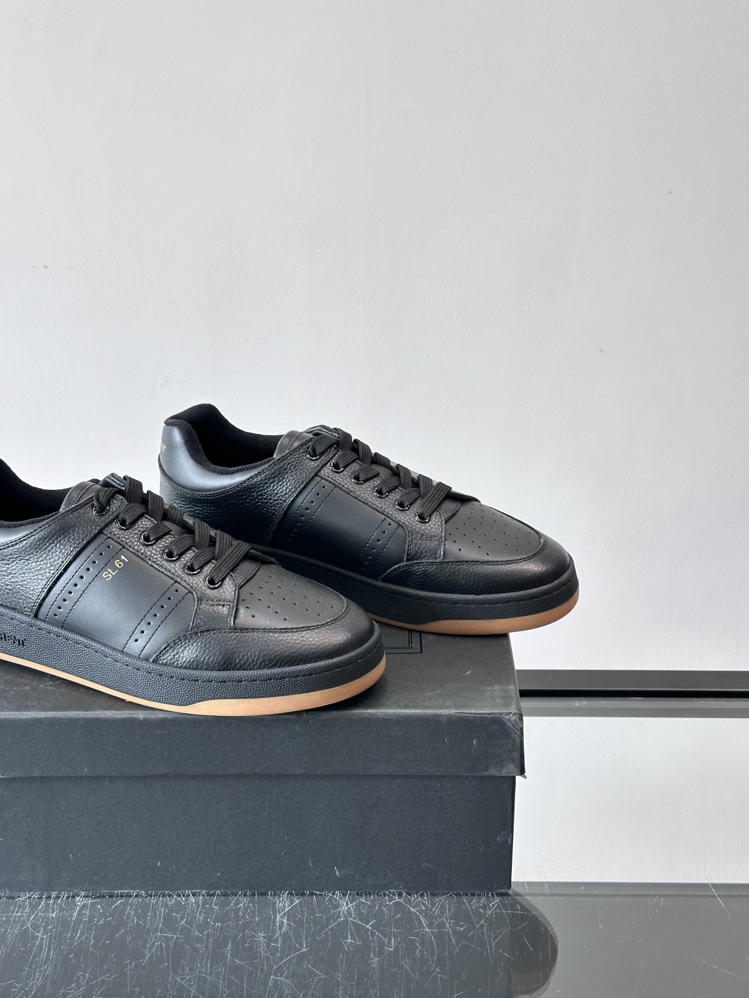 Saint Laurent SL61小白鞋，光滑小牛皮＋粒面牛皮拼接，多孔皮革细节，质感满分。鞋侧金色“