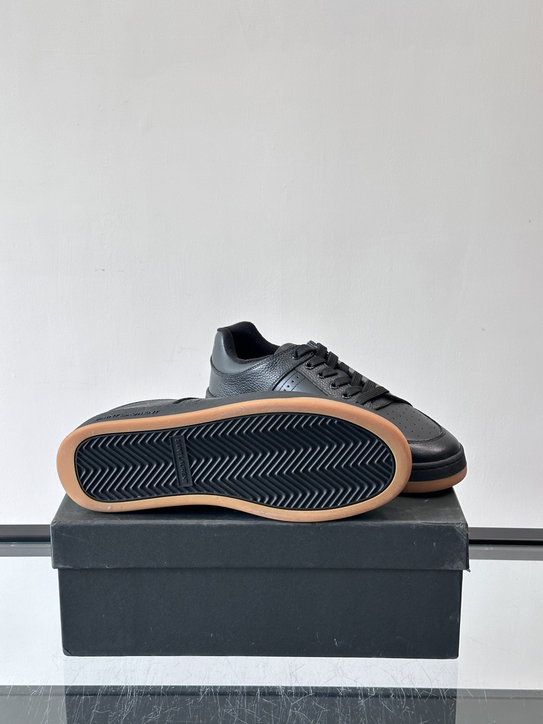 Saint Laurent SL61小白鞋，光滑小牛皮＋粒面牛皮拼接，多孔皮革细节，质感满分。鞋侧金色“