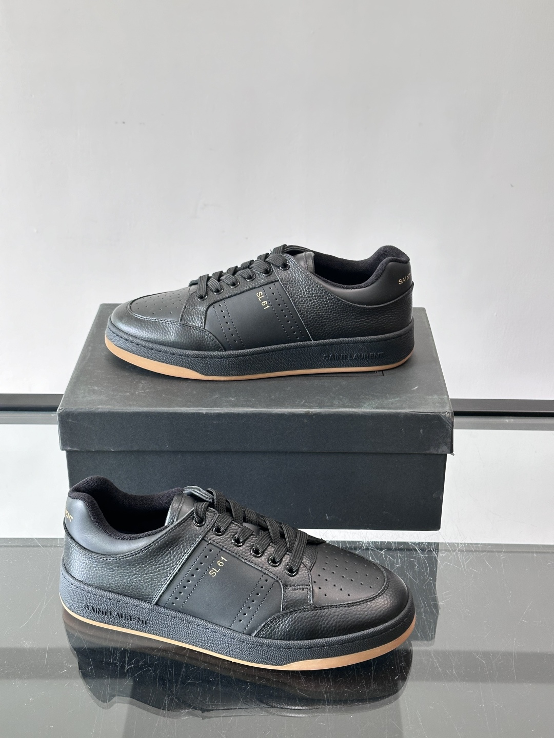 Saint Laurent SL61小白鞋，光滑小牛皮＋粒面牛皮拼接，多孔皮革细节，质感满分。鞋侧金色“