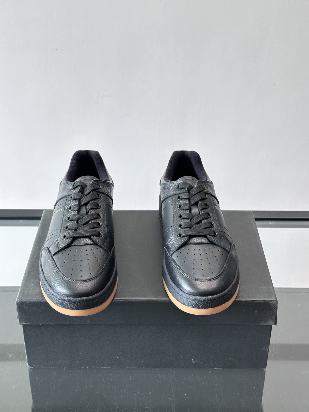 Saint Laurent SL61小白鞋，光滑小牛皮＋粒面牛皮拼接，多孔皮革细节，质感满分。鞋侧金色“