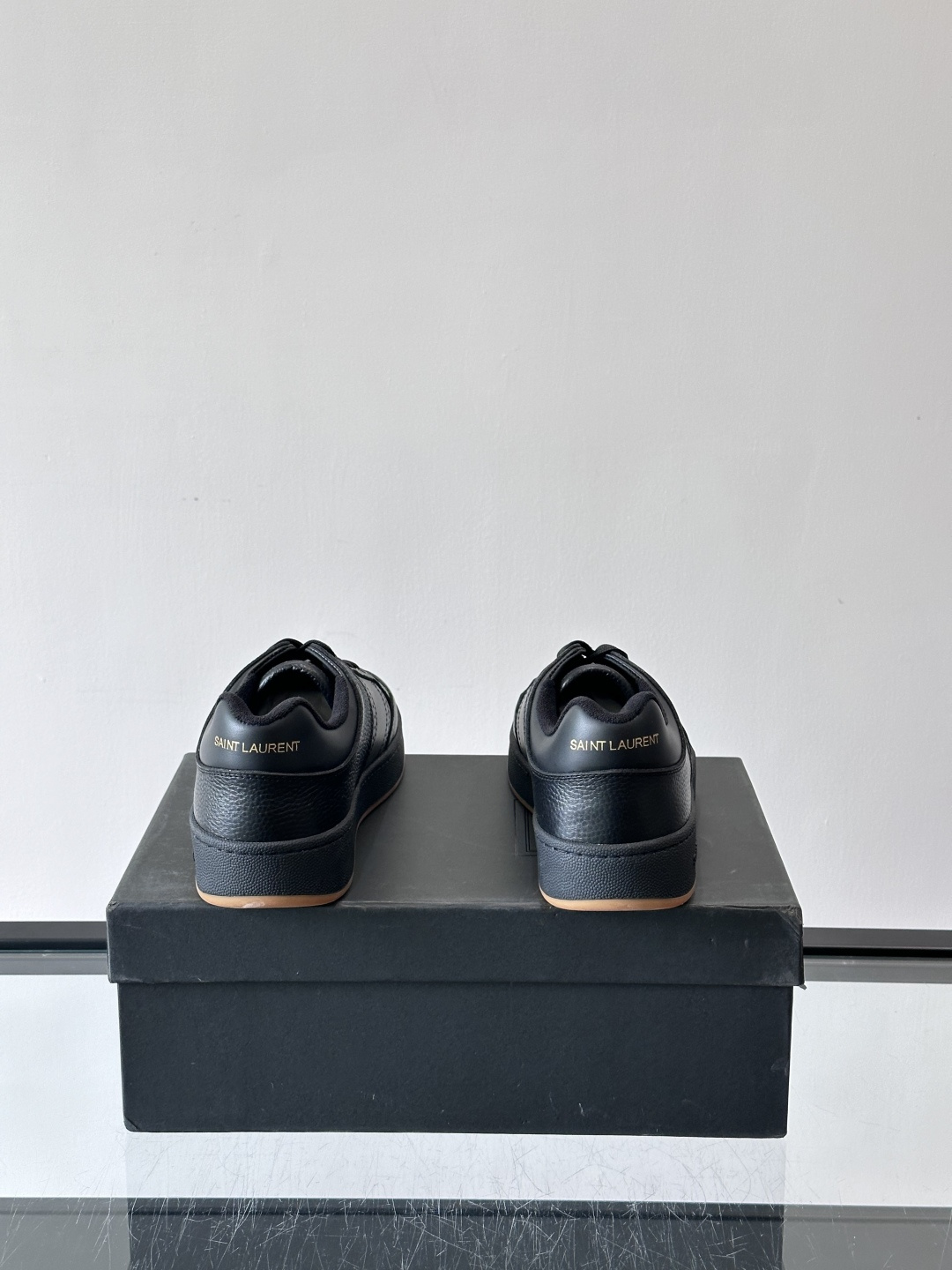 Saint Laurent SL61小白鞋，光滑小牛皮＋粒面牛皮拼接，多孔皮革细节，质感满分。鞋侧金色“