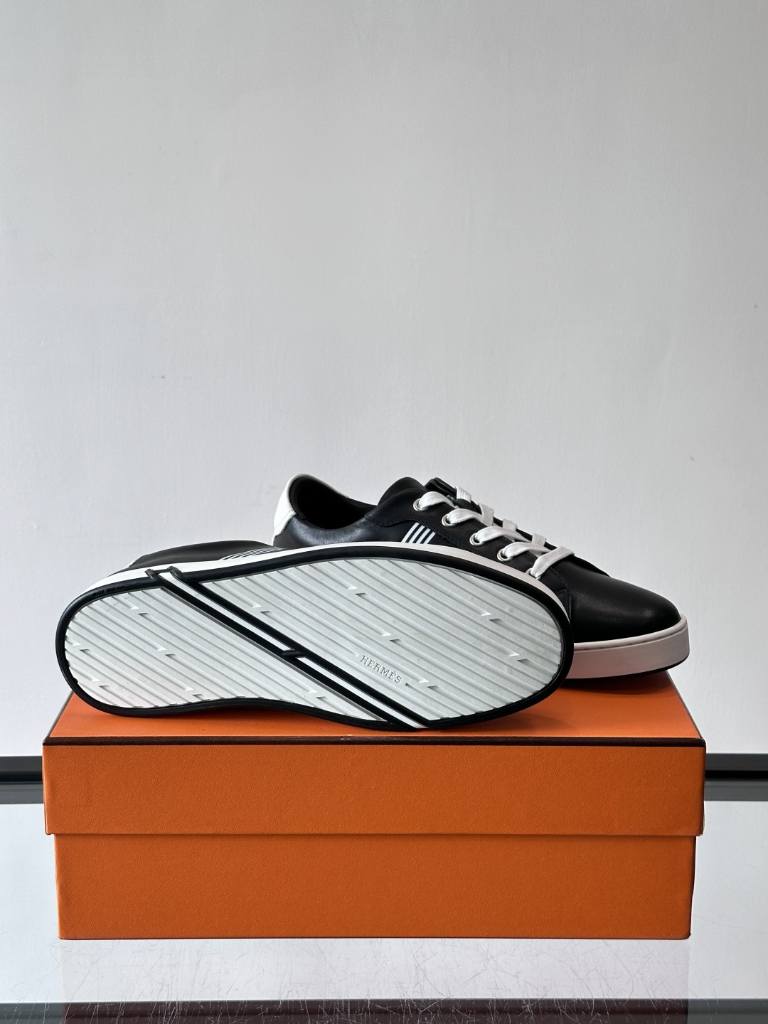 爱马仕H运动鞋，灵感源自网球鞋，皮革鞋面+拼色“H”标志，简约又有辨识度。橡胶鞋底抓地力强且耐磨，日常穿