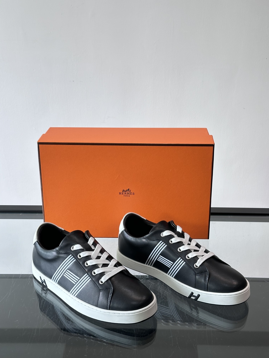 爱马仕H运动鞋，灵感源自网球鞋，皮革鞋面+拼色“H”标志，简约又有辨识度。橡胶鞋底抓地力强且耐磨，日常穿