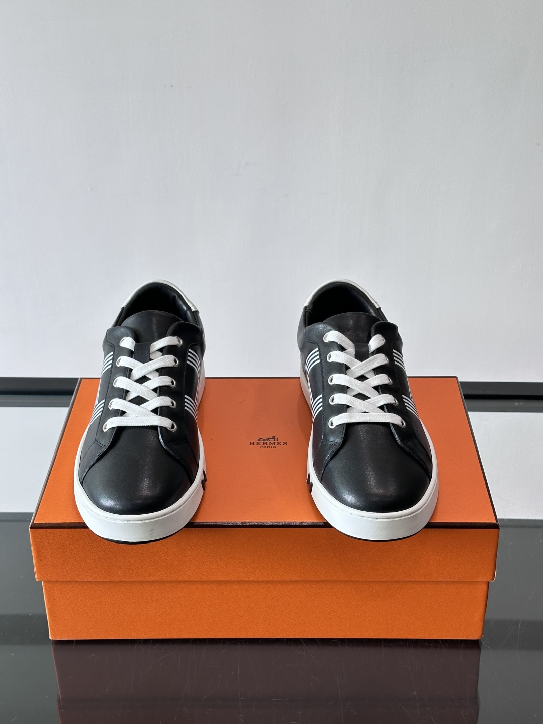爱马仕H运动鞋，灵感源自网球鞋，皮革鞋面+拼色“H”标志，简约又有辨识度。橡胶鞋底抓地力强且耐磨，日常穿