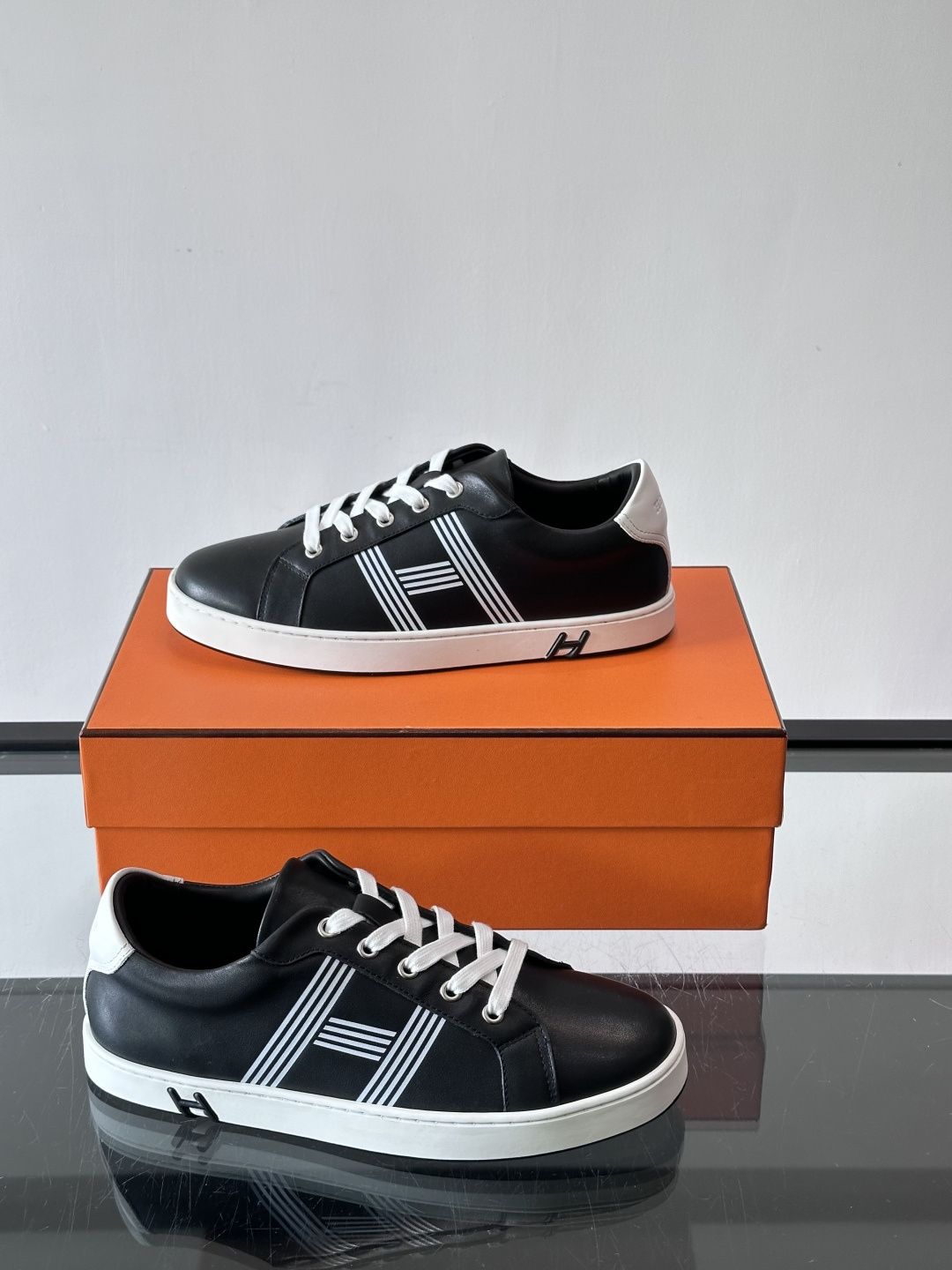 爱马仕H运动鞋，灵感源自网球鞋，皮革鞋面+拼色“H”标志，简约又有辨识度。橡胶鞋底抓地力强且耐磨，日常穿