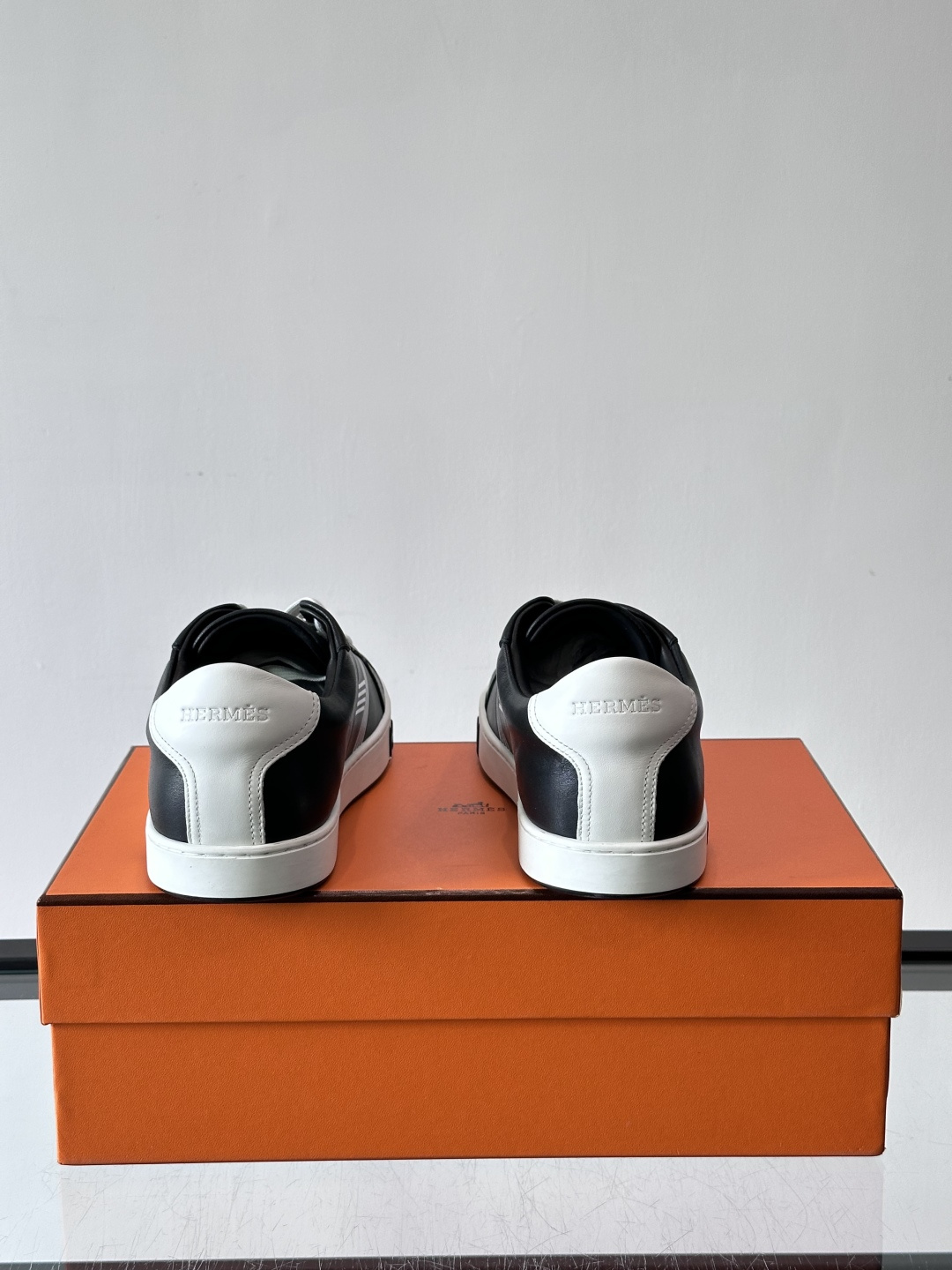爱马仕H运动鞋，灵感源自网球鞋，皮革鞋面+拼色“H”标志，简约又有辨识度。橡胶鞋底抓地力强且耐磨，日常穿