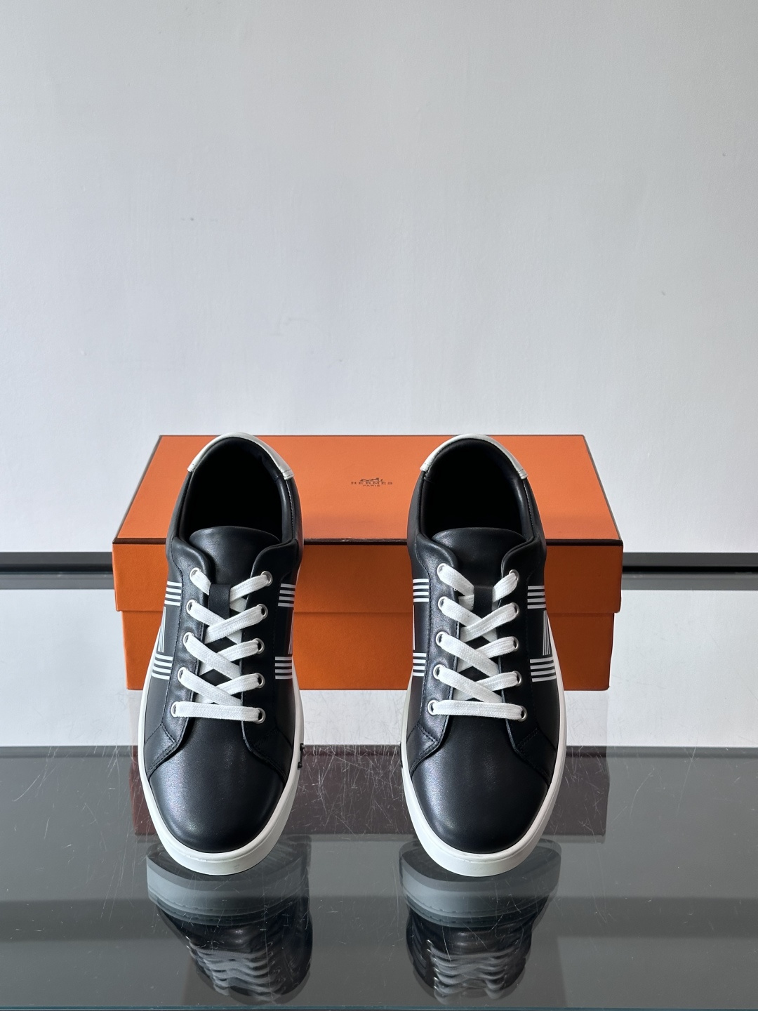 爱马仕H运动鞋，灵感源自网球鞋，皮革鞋面+拼色“H”标志，简约又有辨识度。橡胶鞋底抓地力强且耐磨，日常穿