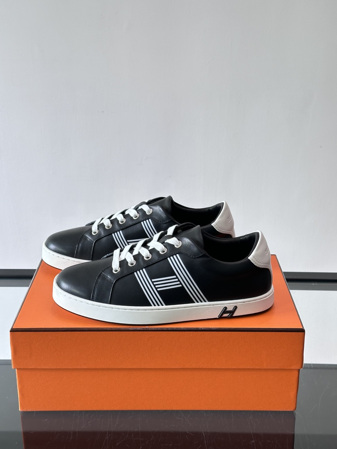 爱马仕H运动鞋，灵感源自网球鞋，皮革鞋面+拼色“H”标志，简约又有辨识度。橡胶鞋底抓地力强且耐磨，日常穿
