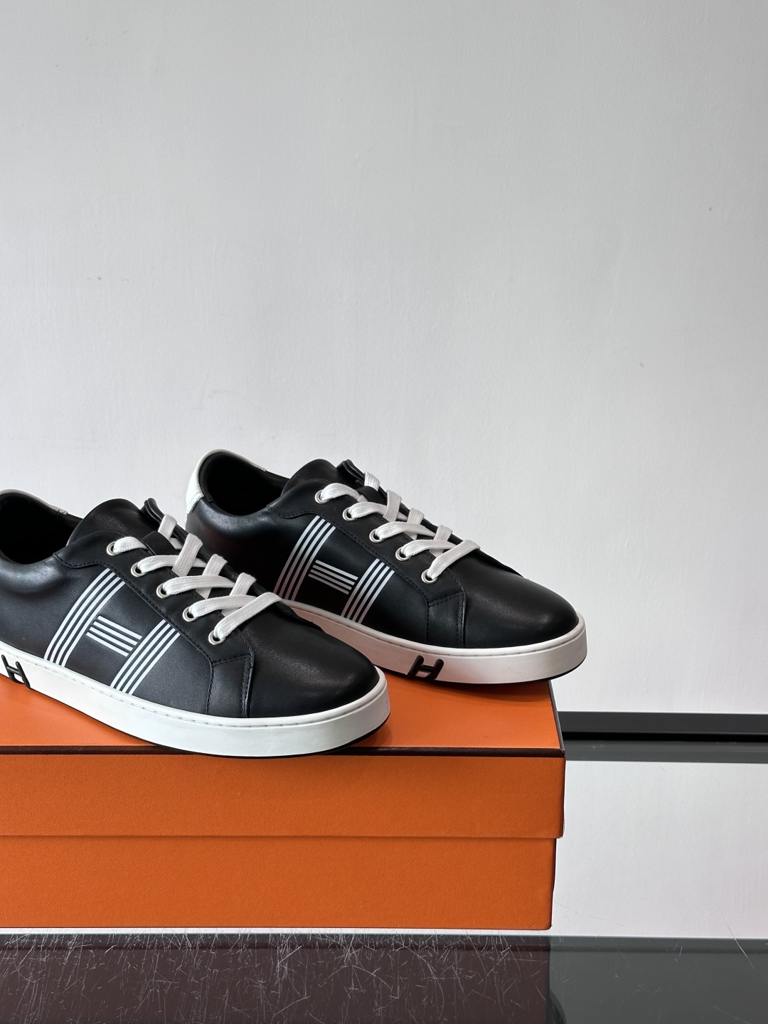 爱马仕H运动鞋，灵感源自网球鞋，皮革鞋面+拼色“H”标志，简约又有辨识度。橡胶鞋底抓地力强且耐磨，日常穿