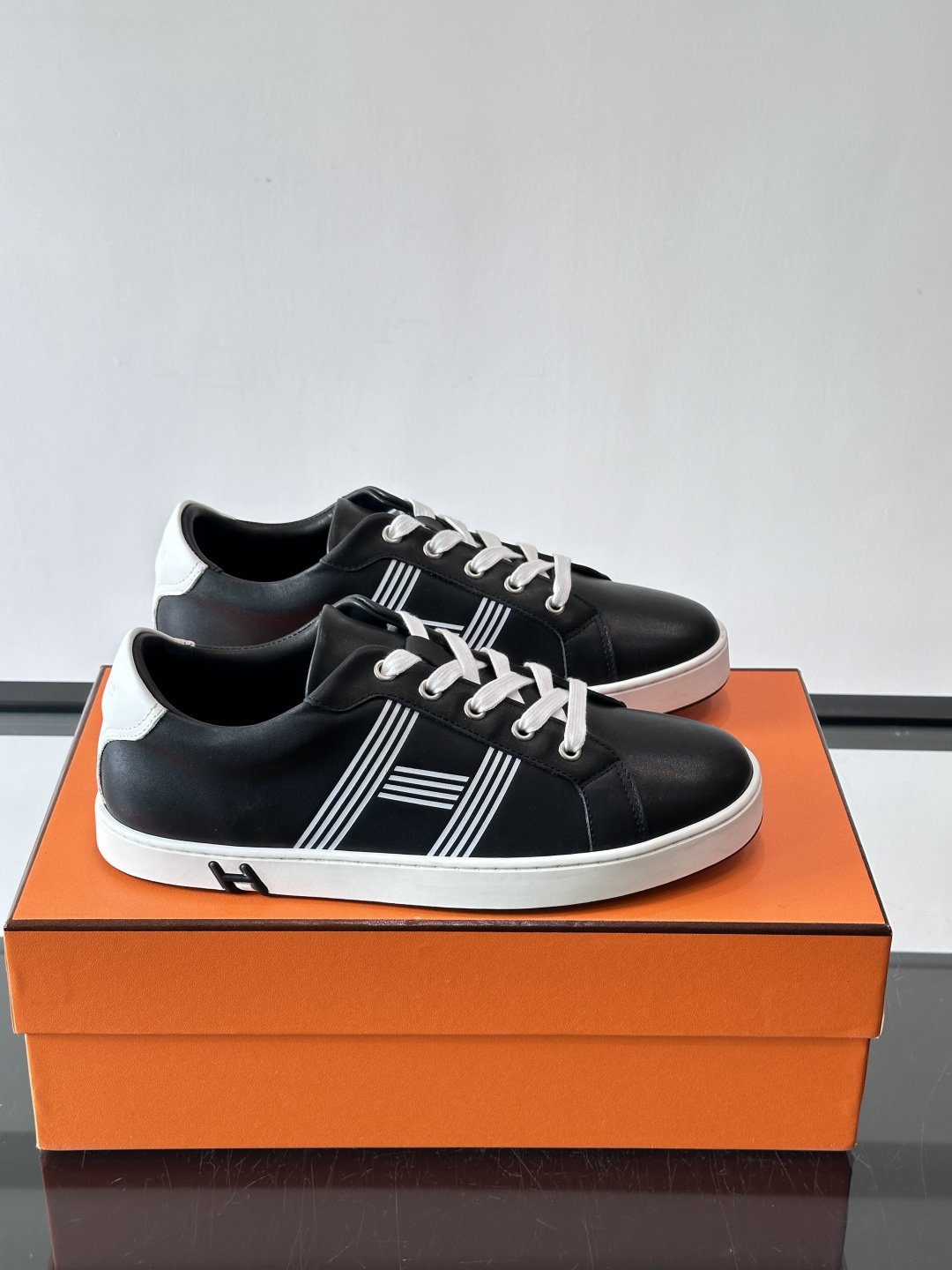 爱马仕H运动鞋，灵感源自网球鞋，皮革鞋面+拼色“H”标志，简约又有辨识度。橡胶鞋底抓地力强且耐磨，日常穿