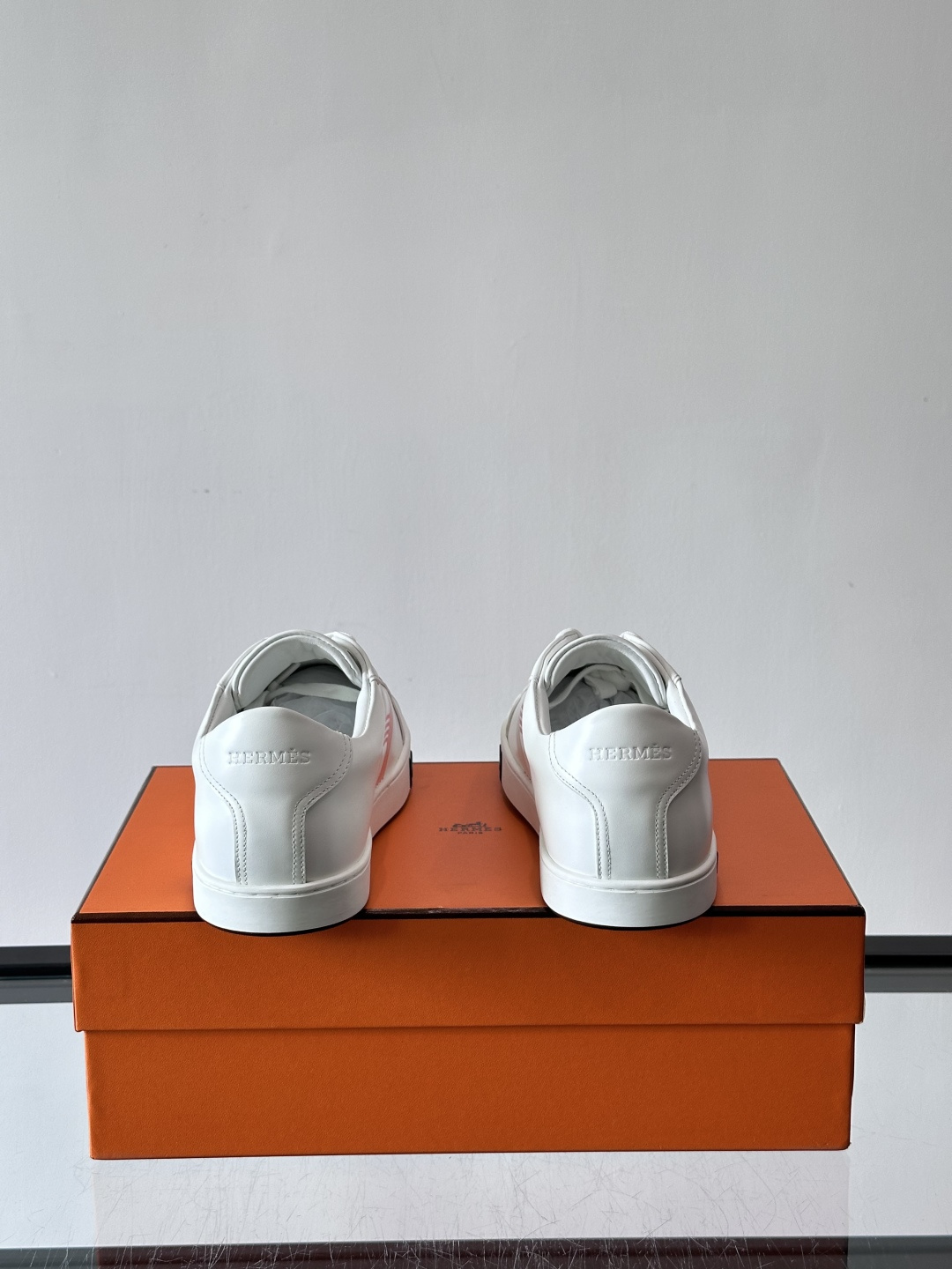 爱马仕H运动鞋，灵感源自网球鞋，皮革鞋面+拼色“H”标志，简约又有辨识度。橡胶鞋底抓地力强且耐磨，日常穿