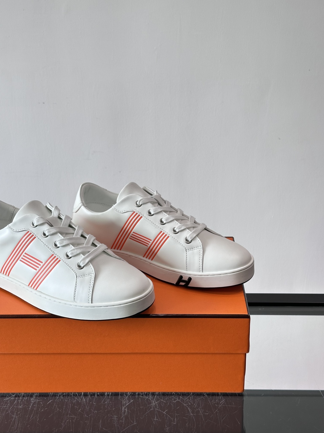 爱马仕H运动鞋，灵感源自网球鞋，皮革鞋面+拼色“H”标志，简约又有辨识度。橡胶鞋底抓地力强且耐磨，日常穿