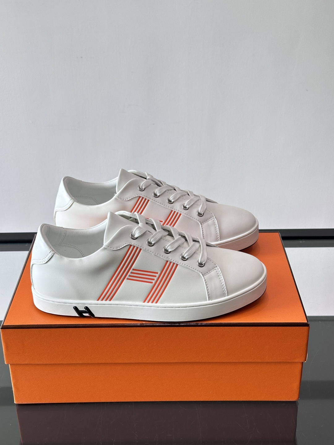 爱马仕H运动鞋，灵感源自网球鞋，皮革鞋面+拼色“H”标志，简约又有辨识度。橡胶鞋底抓地力强且耐磨，日常穿