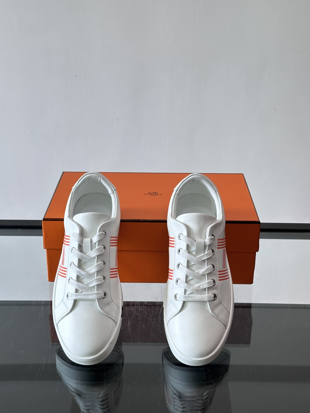 爱马仕H运动鞋，灵感源自网球鞋，皮革鞋面+拼色“H”标志，简约又有辨识度。橡胶鞋底抓地力强且耐磨，日常穿