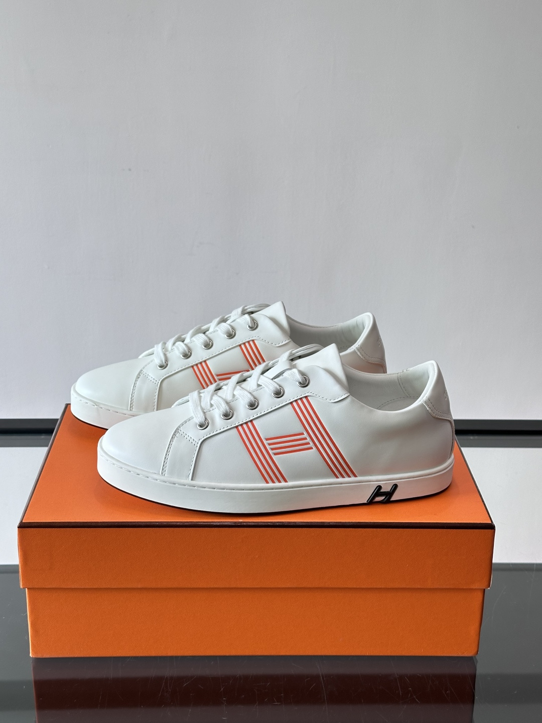 爱马仕H运动鞋，灵感源自网球鞋，皮革鞋面+拼色“H”标志，简约又有辨识度。橡胶鞋底抓地力强且耐磨，日常穿