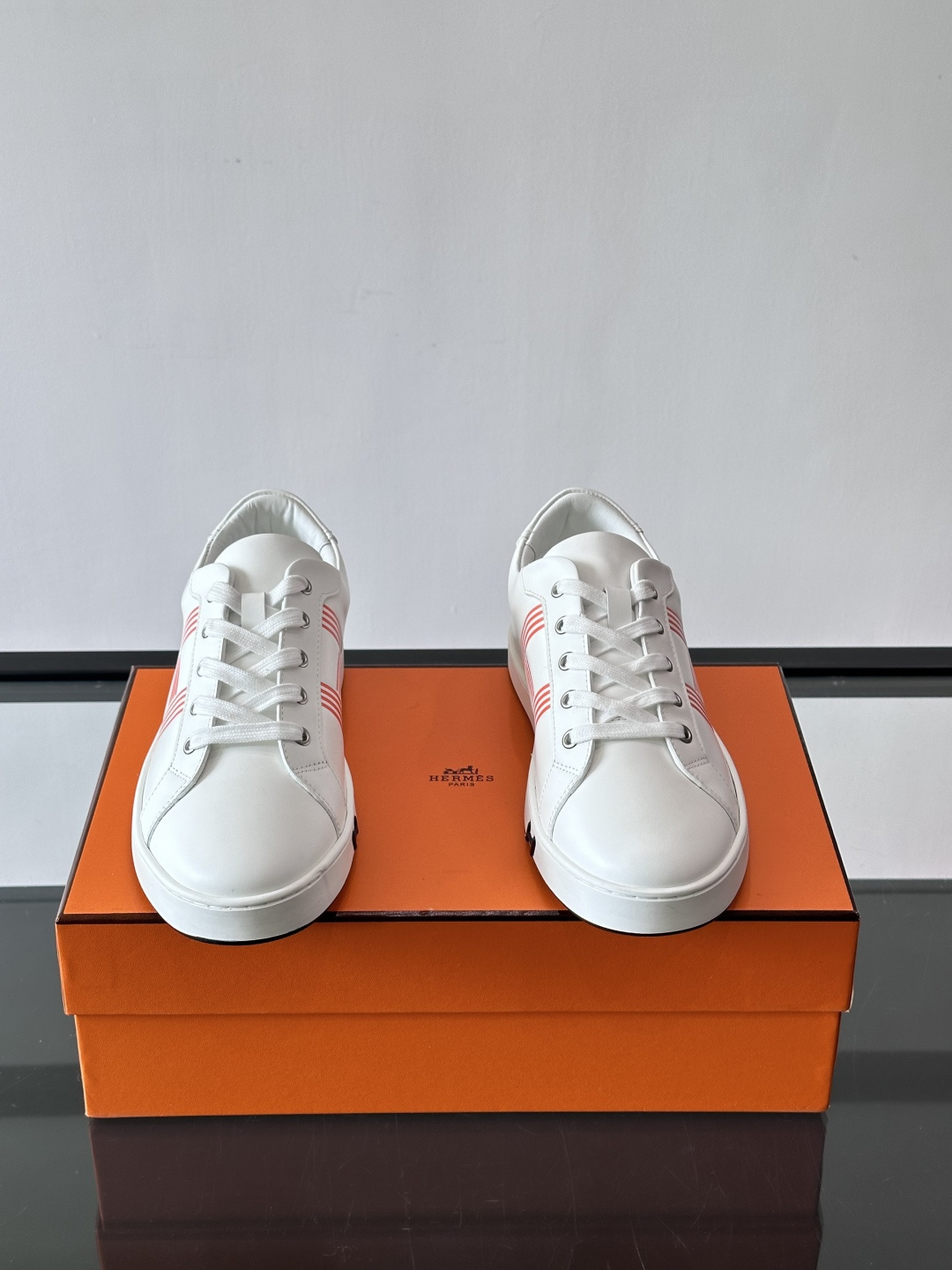爱马仕H运动鞋，灵感源自网球鞋，皮革鞋面+拼色“H”标志，简约又有辨识度。橡胶鞋底抓地力强且耐磨，日常穿