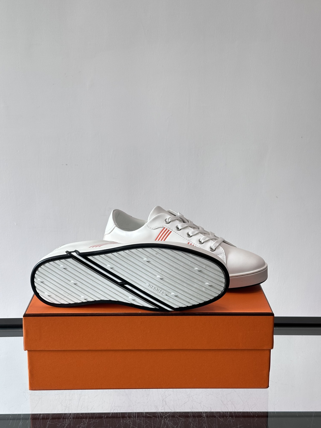 爱马仕H运动鞋，灵感源自网球鞋，皮革鞋面+拼色“H”标志，简约又有辨识度。橡胶鞋底抓地力强且耐磨，日常穿