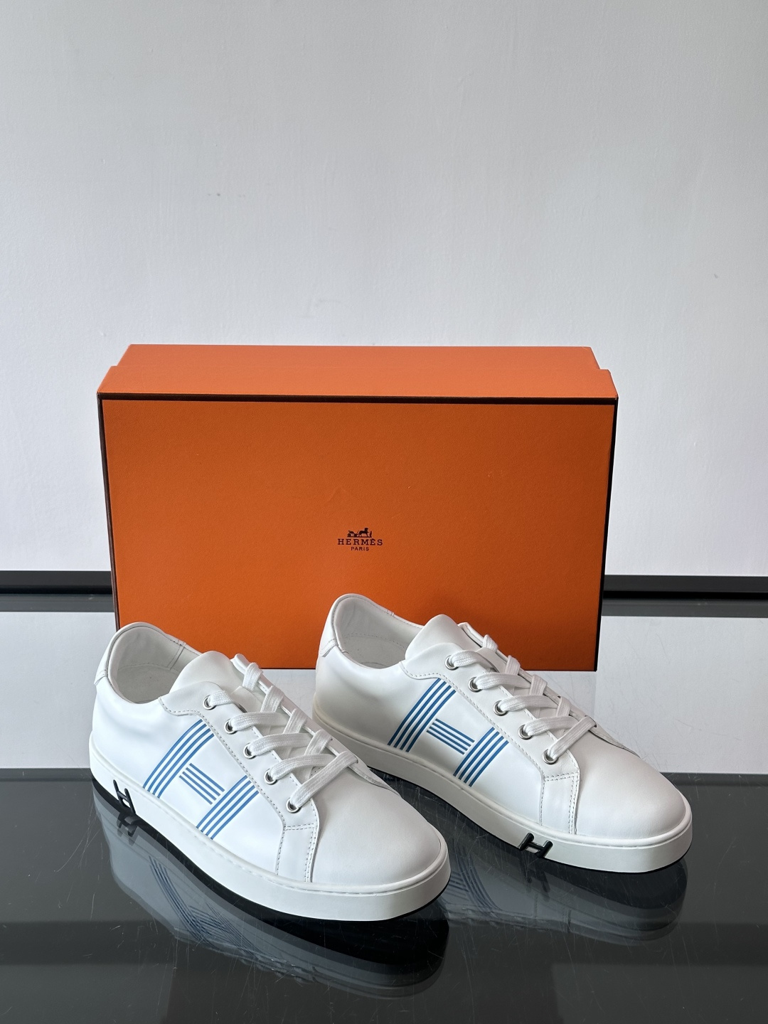 爱马仕H运动鞋，灵感源自网球鞋，皮革鞋面+拼色“H”标志，简约又有辨识度。橡胶鞋底抓地力强且耐磨，日常穿