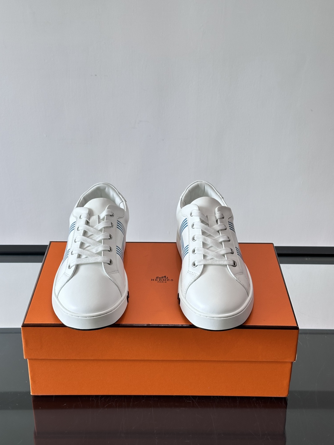 爱马仕H运动鞋，灵感源自网球鞋，皮革鞋面+拼色“H”标志，简约又有辨识度。橡胶鞋底抓地力强且耐磨，日常穿