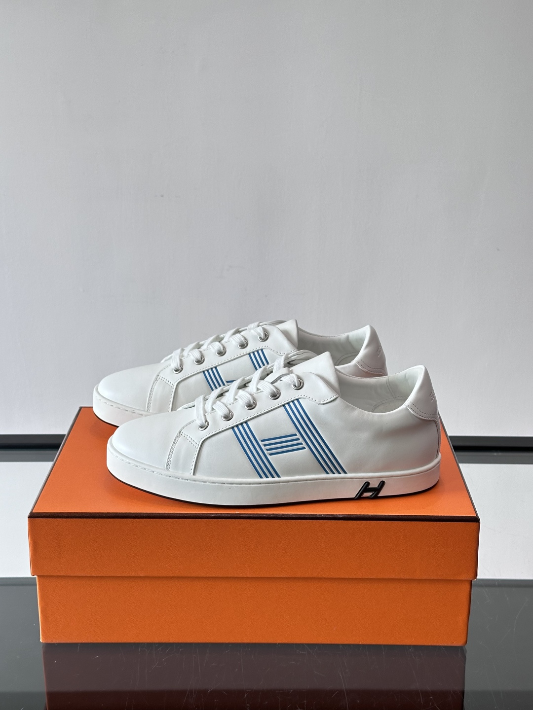 爱马仕H运动鞋，灵感源自网球鞋，皮革鞋面+拼色“H”标志，简约又有辨识度。橡胶鞋底抓地力强且耐磨，日常穿