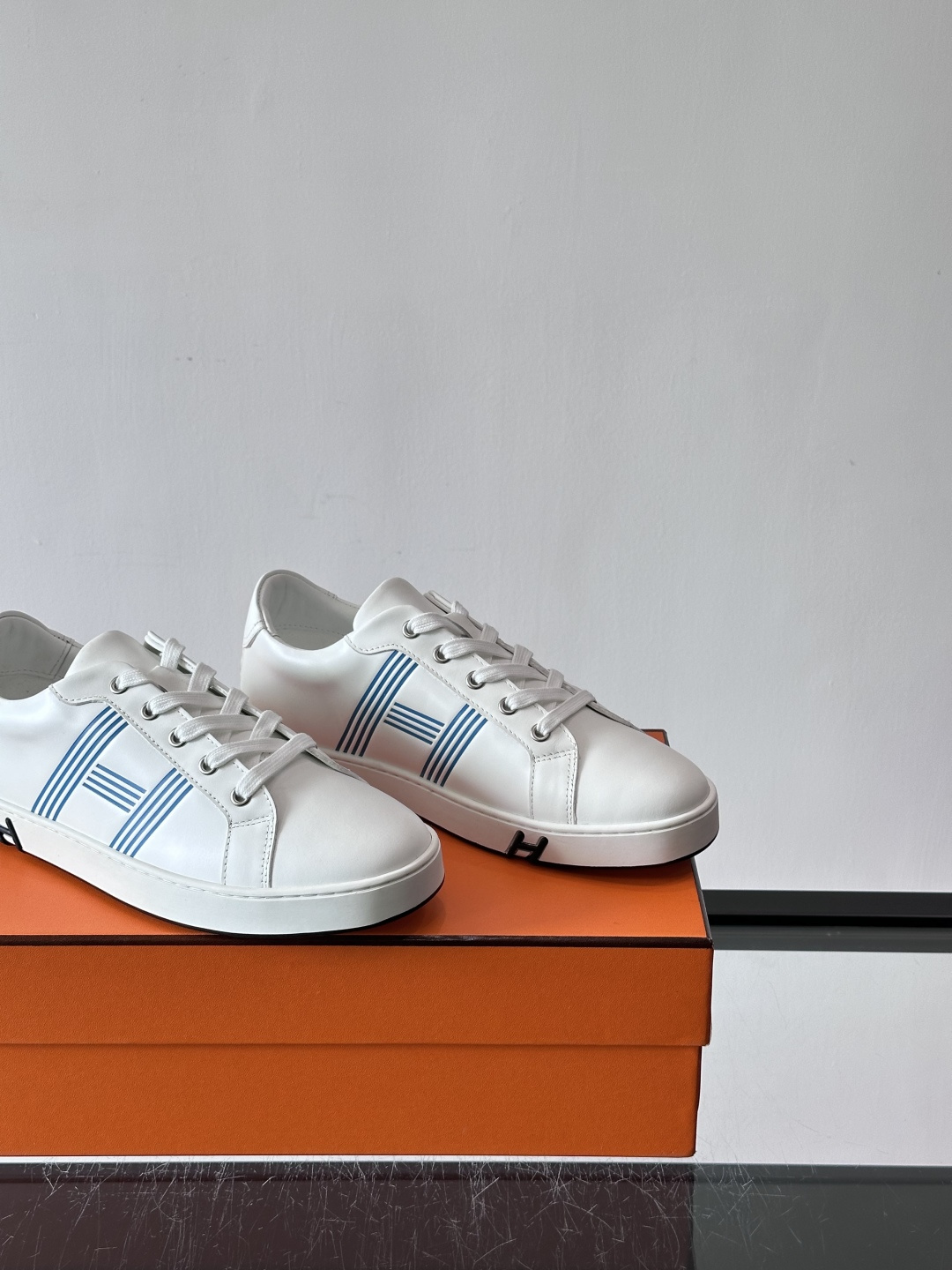 爱马仕H运动鞋，灵感源自网球鞋，皮革鞋面+拼色“H”标志，简约又有辨识度。橡胶鞋底抓地力强且耐磨，日常穿