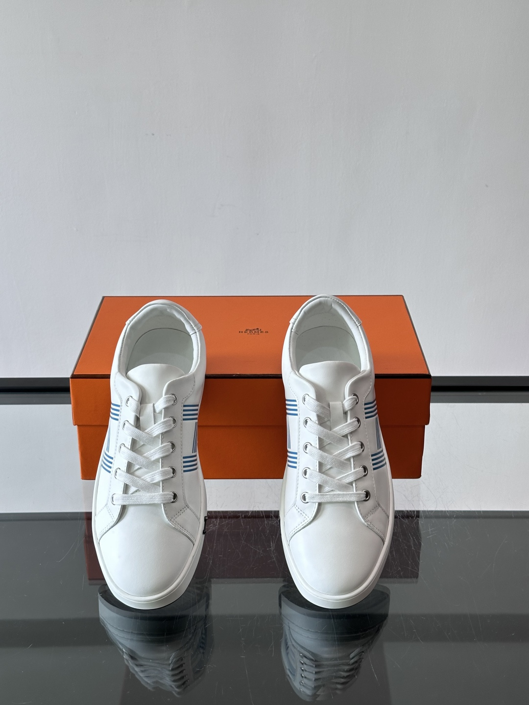 爱马仕H运动鞋，灵感源自网球鞋，皮革鞋面+拼色“H”标志，简约又有辨识度。橡胶鞋底抓地力强且耐磨，日常穿