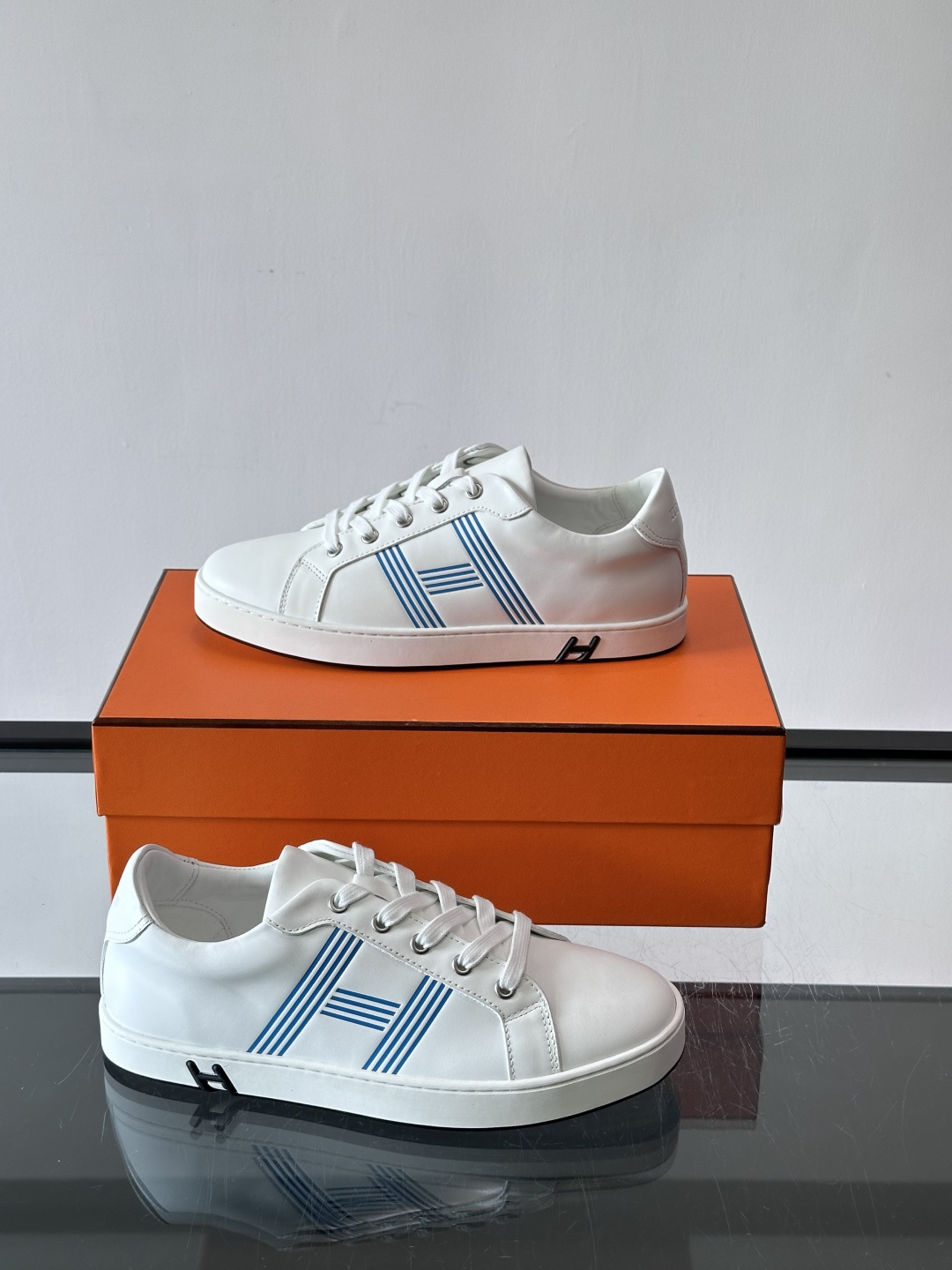 爱马仕H运动鞋，灵感源自网球鞋，皮革鞋面+拼色“H”标志，简约又有辨识度。橡胶鞋底抓地力强且耐磨，日常穿