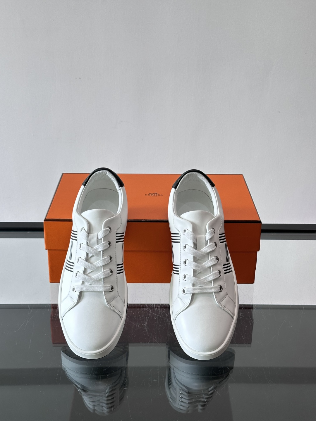 爱马仕H运动鞋，灵感源自网球鞋，皮革鞋面+拼色“H”标志，简约又有辨识度。橡胶鞋底抓地力强且耐磨，日常穿