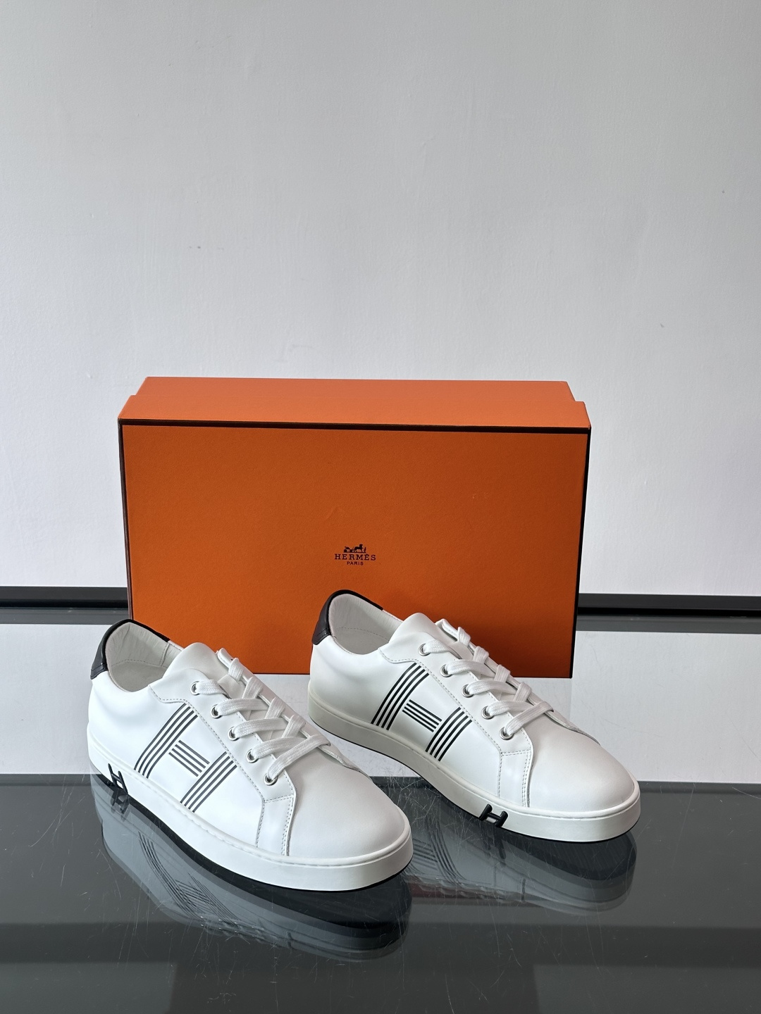 爱马仕H运动鞋，灵感源自网球鞋，皮革鞋面+拼色“H”标志，简约又有辨识度。橡胶鞋底抓地力强且耐磨，日常穿