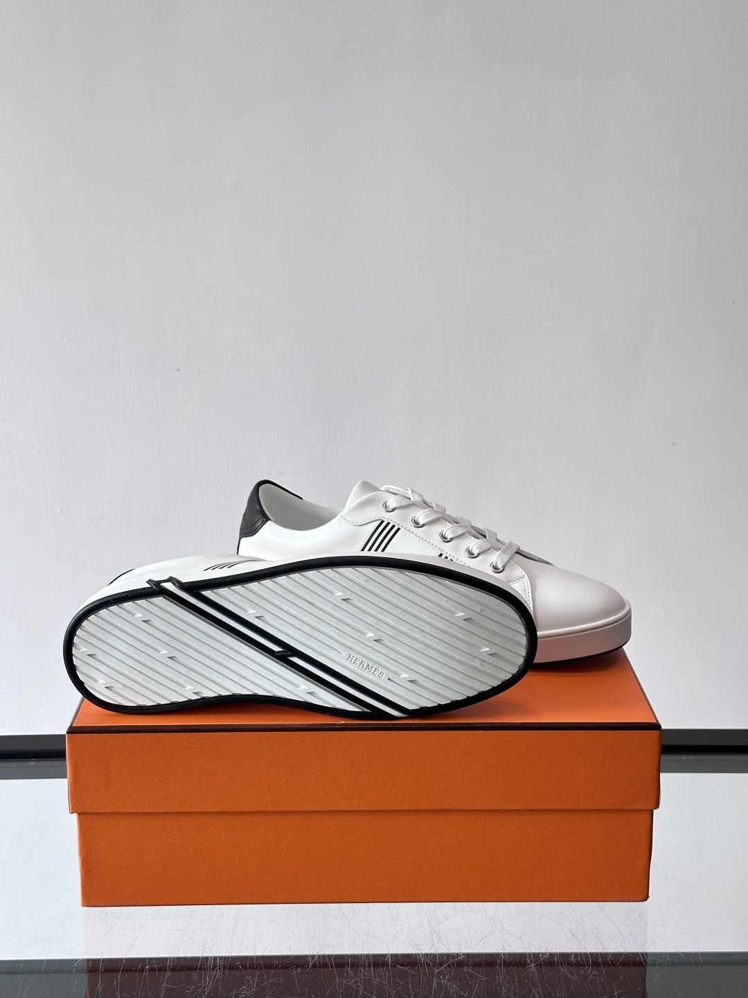 爱马仕H运动鞋，灵感源自网球鞋，皮革鞋面+拼色“H”标志，简约又有辨识度。橡胶鞋底抓地力强且耐磨，日常穿