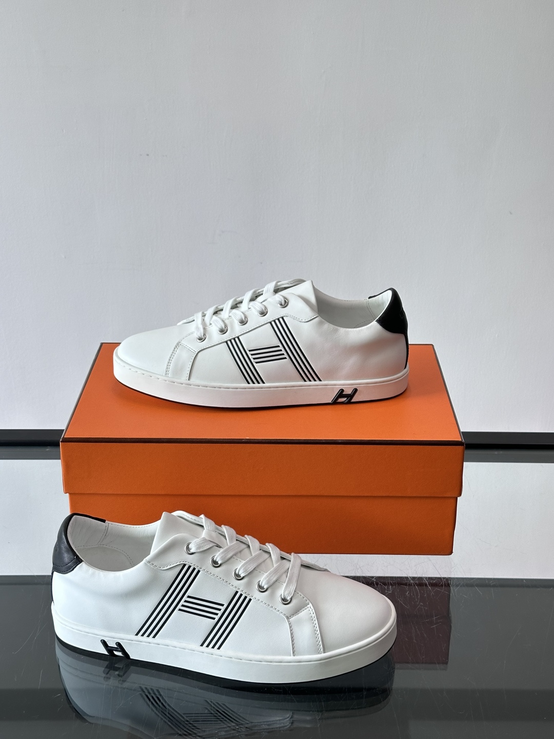 爱马仕H运动鞋，灵感源自网球鞋，皮革鞋面+拼色“H”标志，简约又有辨识度。橡胶鞋底抓地力强且耐磨，日常穿