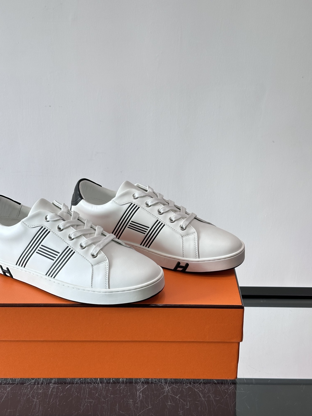 爱马仕H运动鞋，灵感源自网球鞋，皮革鞋面+拼色“H”标志，简约又有辨识度。橡胶鞋底抓地力强且耐磨，日常穿