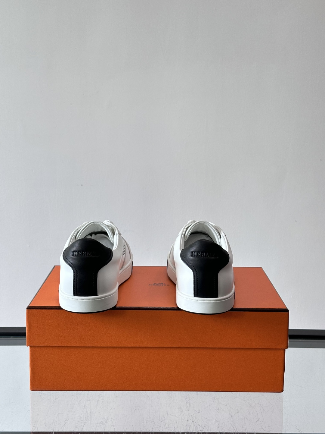 爱马仕H运动鞋，灵感源自网球鞋，皮革鞋面+拼色“H”标志，简约又有辨识度。橡胶鞋底抓地力强且耐磨，日常穿