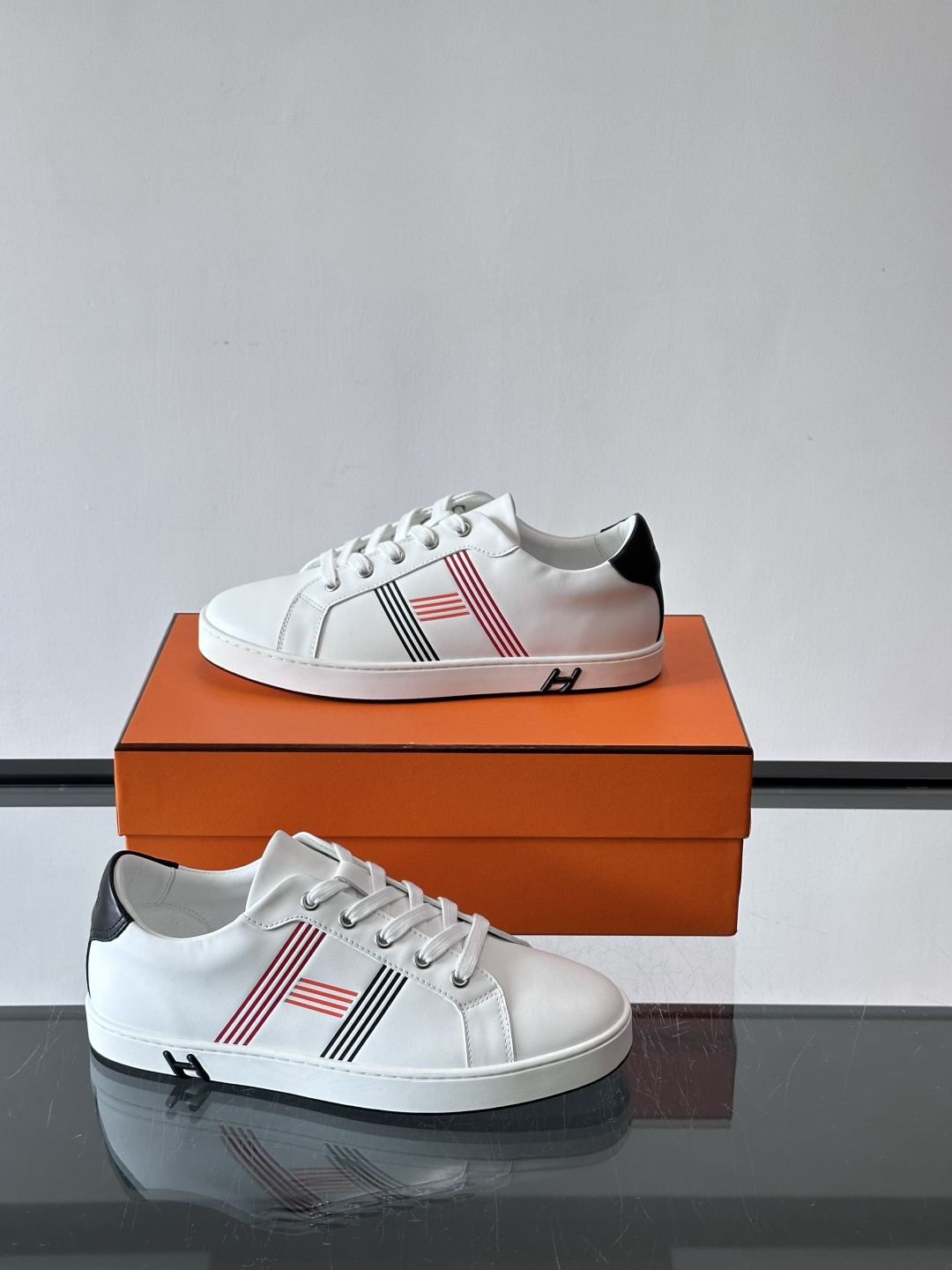 爱马仕H运动鞋，灵感源自网球鞋，皮革鞋面+拼色“H”标志，简约又有辨识度。橡胶鞋底抓地力强且耐磨，日常穿