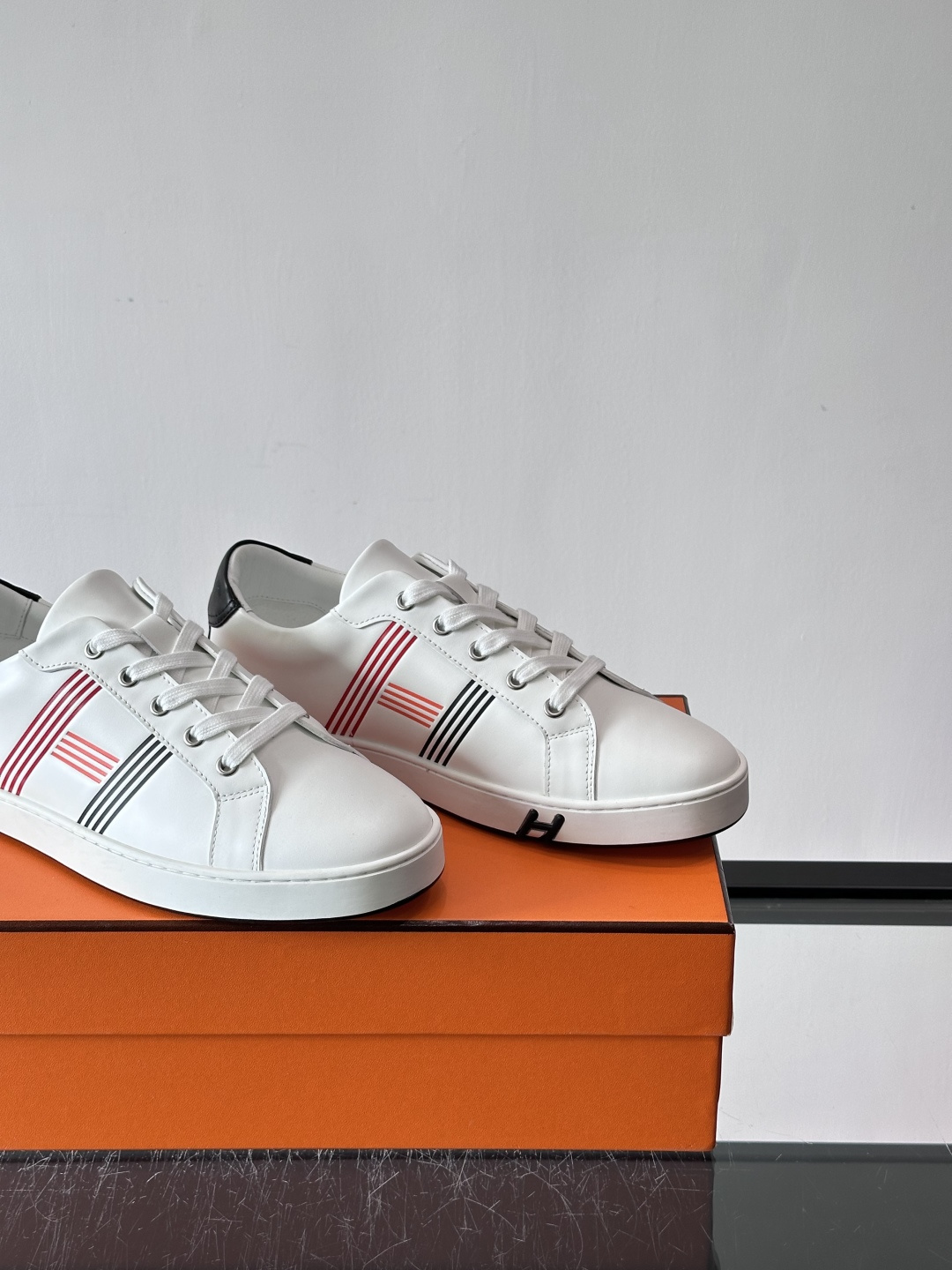 爱马仕H运动鞋，灵感源自网球鞋，皮革鞋面+拼色“H”标志，简约又有辨识度。橡胶鞋底抓地力强且耐磨，日常穿