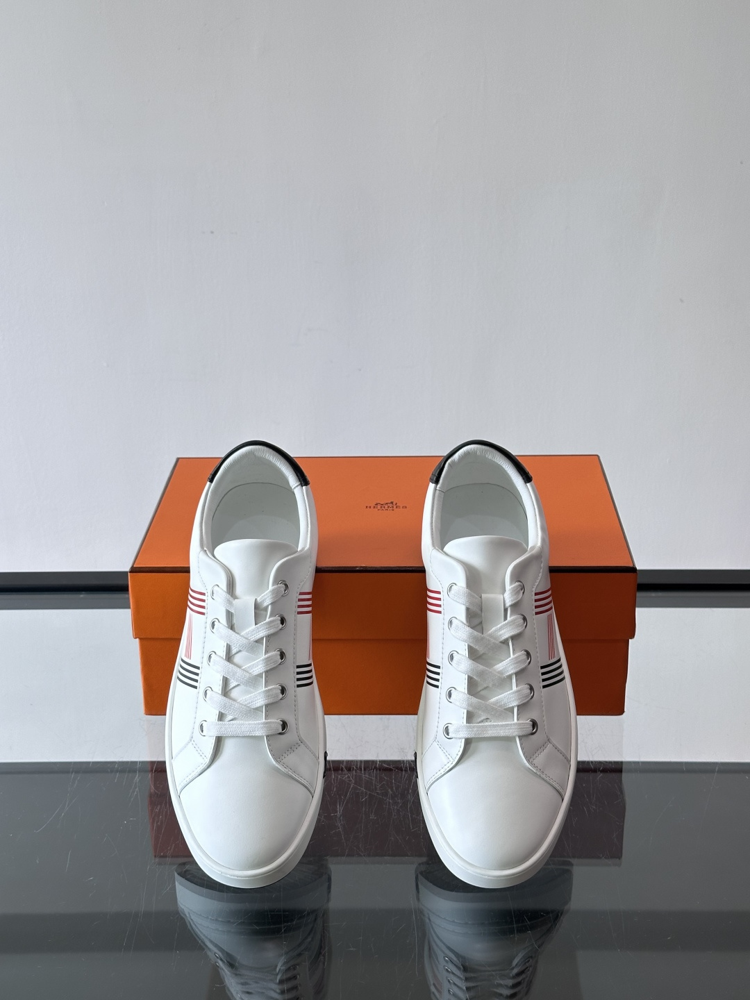 爱马仕H运动鞋，灵感源自网球鞋，皮革鞋面+拼色“H”标志，简约又有辨识度。橡胶鞋底抓地力强且耐磨，日常穿