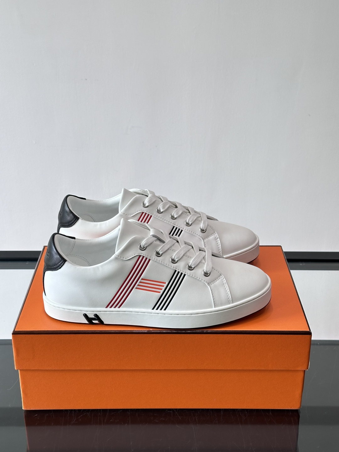 爱马仕H运动鞋，灵感源自网球鞋，皮革鞋面+拼色“H”标志，简约又有辨识度。橡胶鞋底抓地力强且耐磨，日常穿