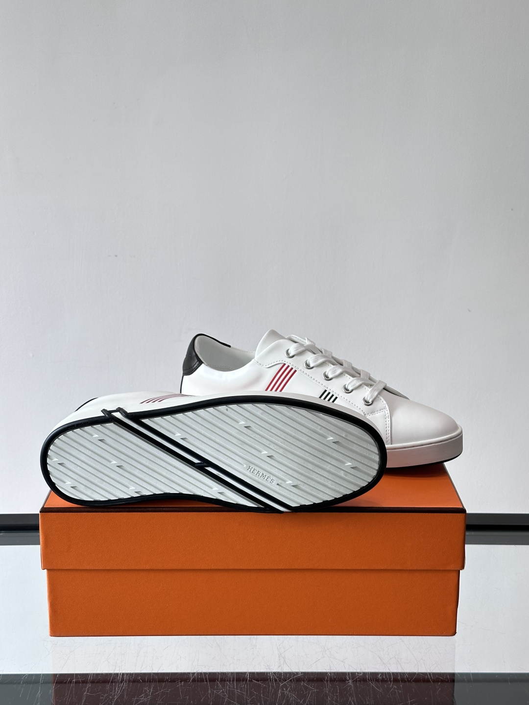 爱马仕H运动鞋，灵感源自网球鞋，皮革鞋面+拼色“H”标志，简约又有辨识度。橡胶鞋底抓地力强且耐磨，日常穿