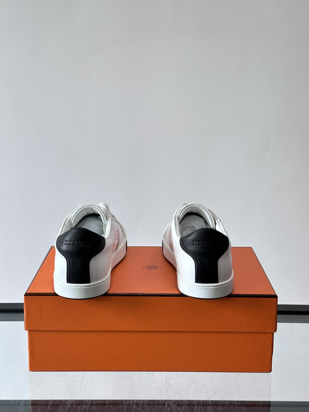 爱马仕H运动鞋，灵感源自网球鞋，皮革鞋面+拼色“H”标志，简约又有辨识度。橡胶鞋底抓地力强且耐磨，日常穿