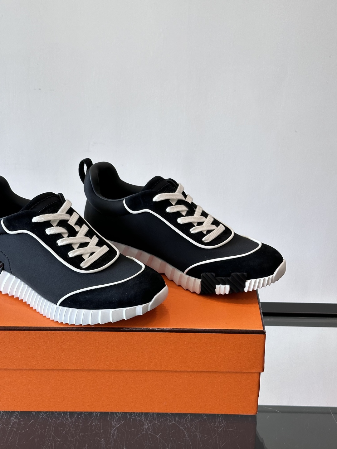 爱马仕Bouncing运动鞋爱马仕Bouncing运动鞋，标志性“大H