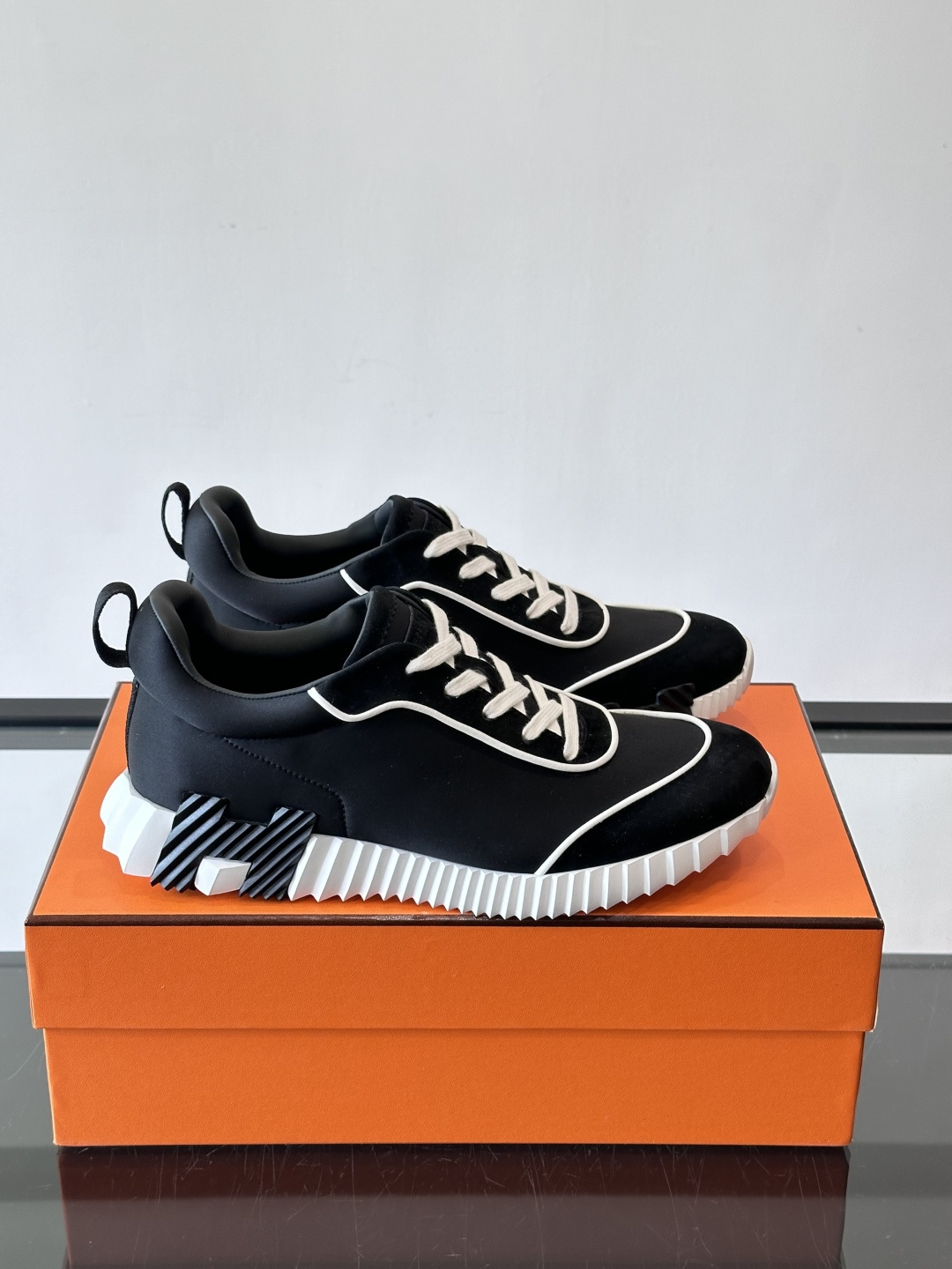 爱马仕Bouncing运动鞋爱马仕Bouncing运动鞋，标志性“大H