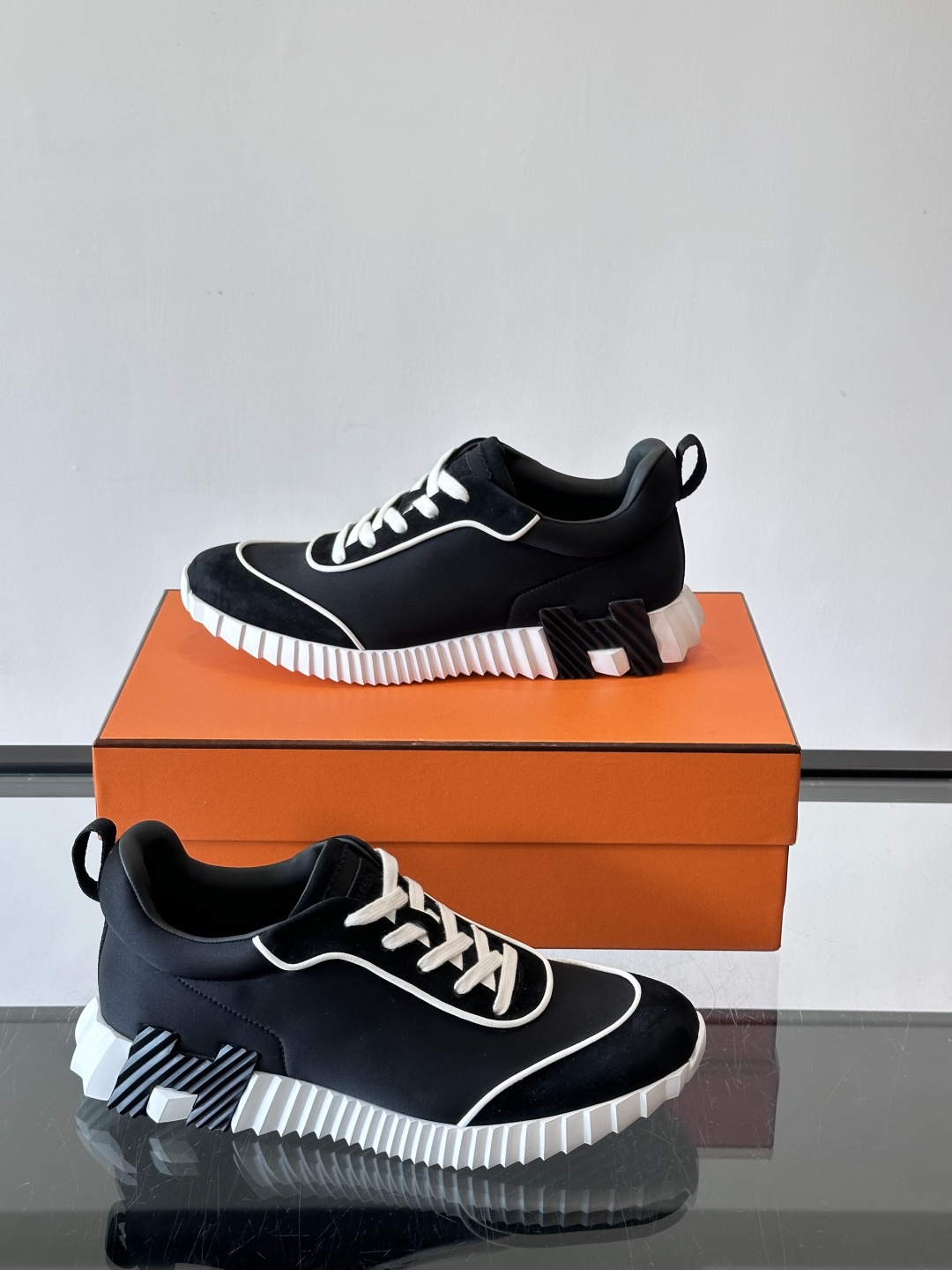 爱马仕Bouncing运动鞋爱马仕Bouncing运动鞋，标志性“大H