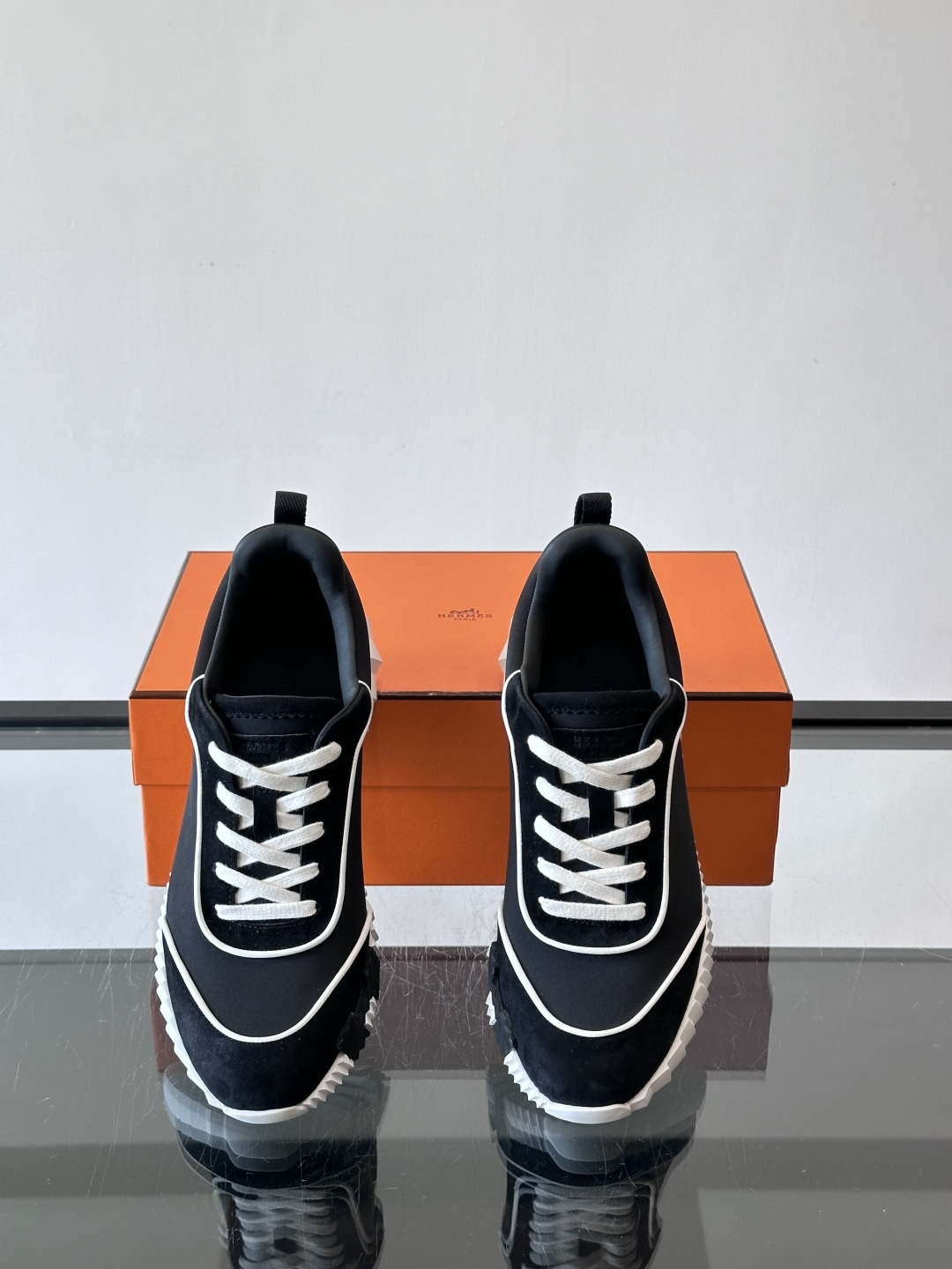 爱马仕Bouncing运动鞋爱马仕Bouncing运动鞋，标志性“大H