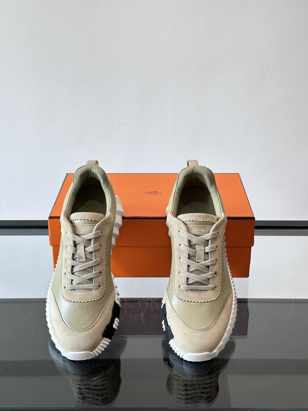 爱马仕Bouncing运动鞋爱马仕Bouncing运动鞋，标志性“大H