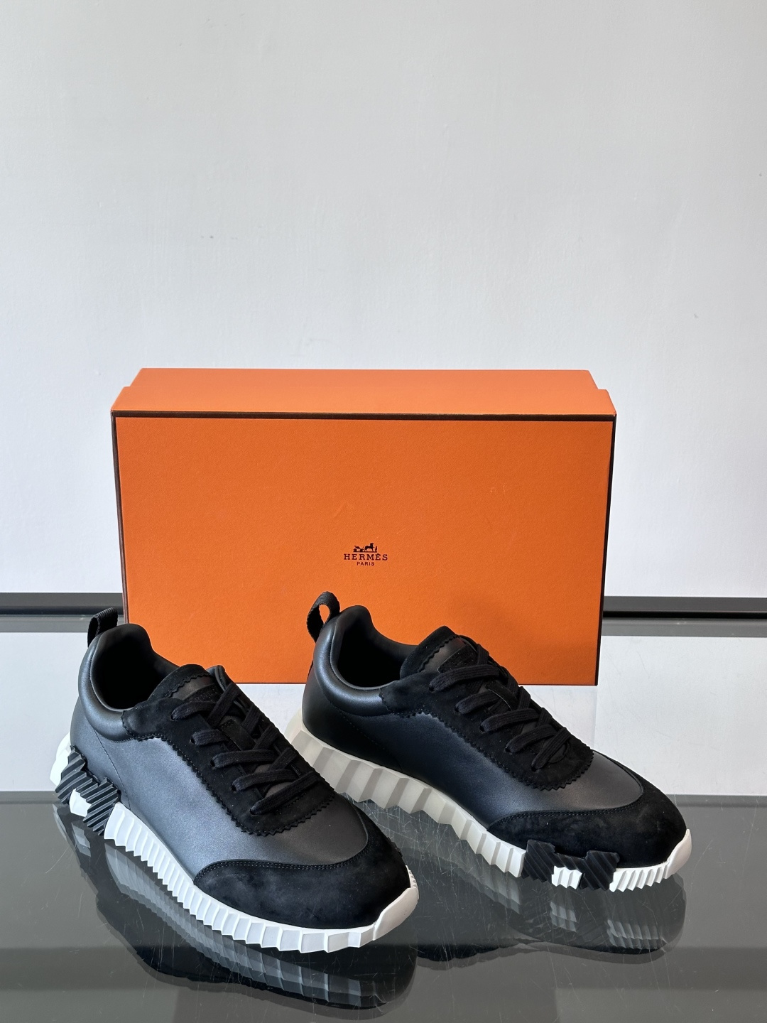 爱马仕Bouncing运动鞋爱马仕Bouncing运动鞋，标志性“大H