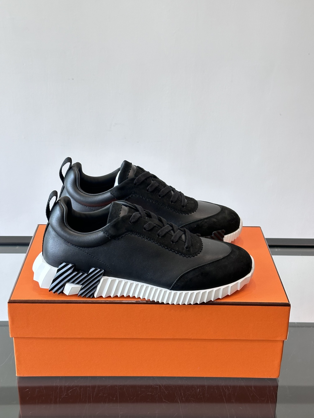 爱马仕Bouncing运动鞋爱马仕Bouncing运动鞋，标志性“大H