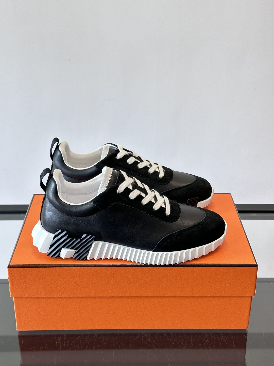 爱马仕Bouncing运动鞋爱马仕Bouncing运动鞋，标志性“大H