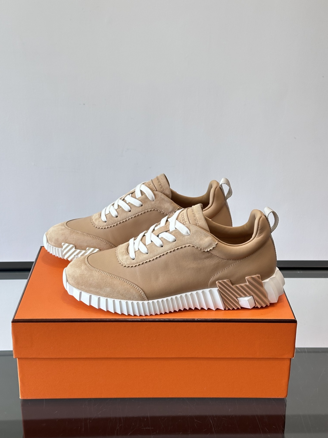 爱马仕Bouncing运动鞋爱马仕Bouncing运动鞋，标志性“大H