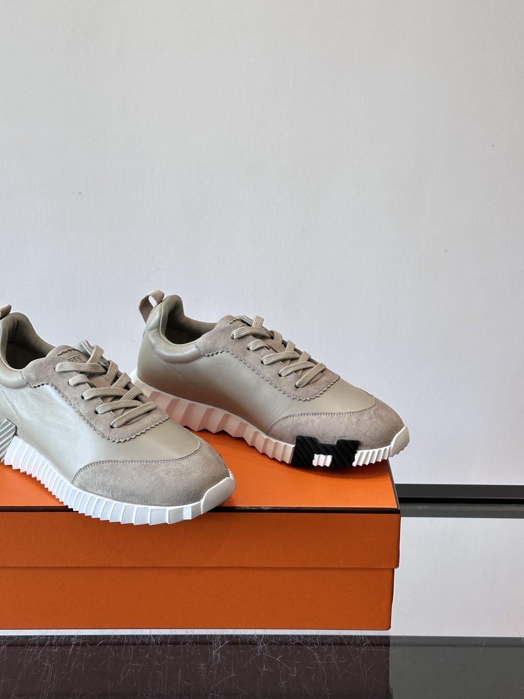 爱马仕Bouncing运动鞋爱马仕Bouncing运动鞋，标志性“大H