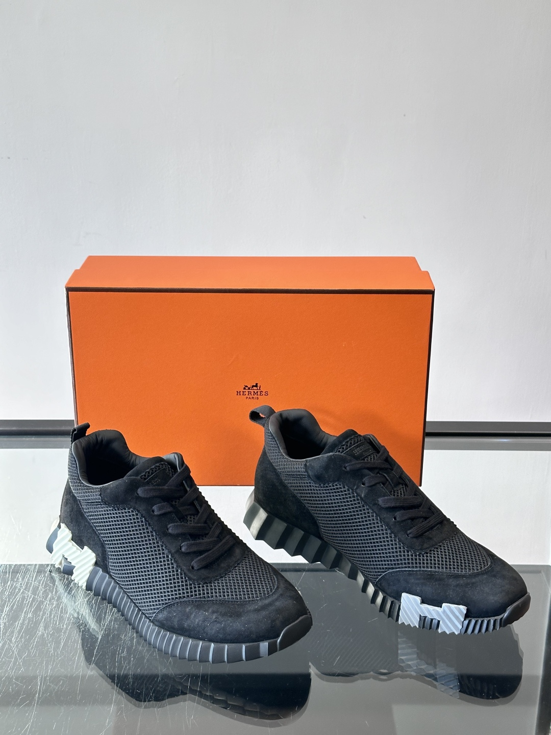 爱马仕Bouncing运动鞋爱马仕Bouncing运动鞋，标志性“大H